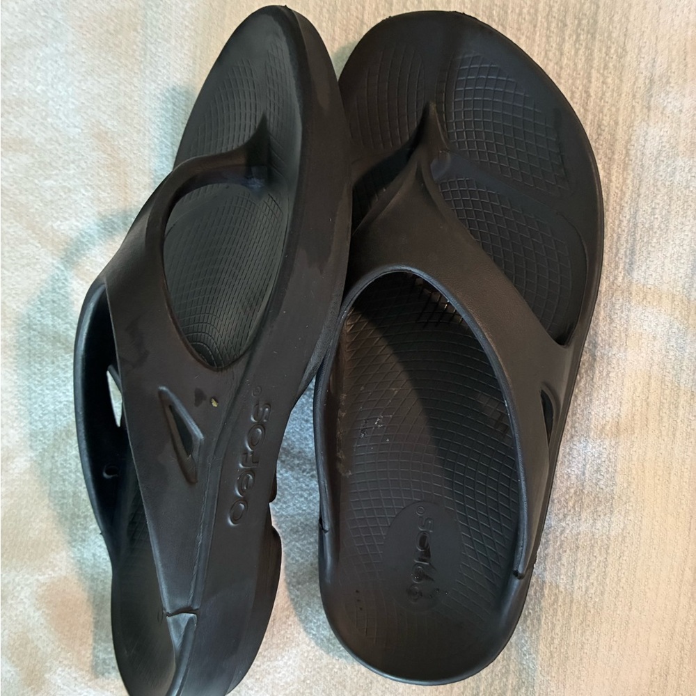 OOFOS OOahh Recovery Sandals – Black – Women’s Size 8